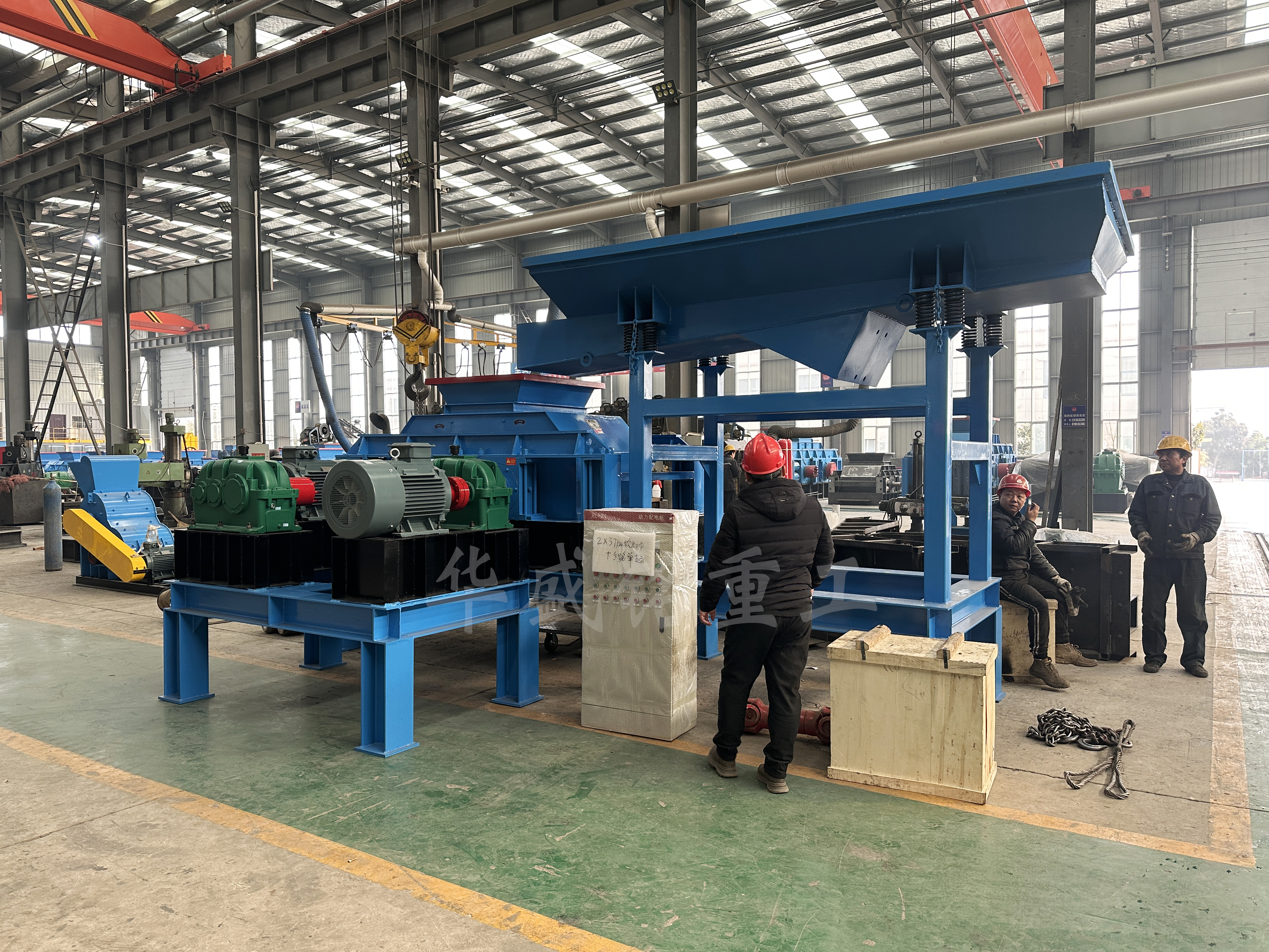 石英石破碎設(shè)備眾多，為何狼牙齒輥破碎機(jī)脫穎而出？